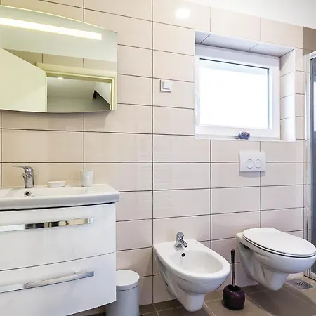 5 Bedroom Awesome In بيت للعطل بولا