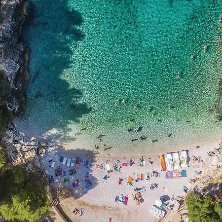 Vakantiehuis Amazing In With 5 Bedrooms, Wifi&outdoor Swimming Pool Pula