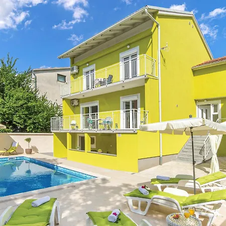 Amazing In With 5 Bedrooms, Wifi&outdoor Swimming Pool Vakantiehuis Pula