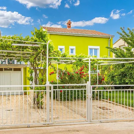 Amazing In With 5 Bedrooms, Wifi&outdoor Swimming Pool Vakantiehuis Pula