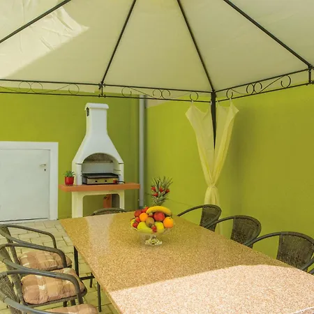 Hébergement de vacances 5 Bedroom Awesome In Pula