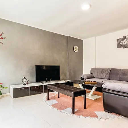 5 Bedroom Awesome In Pula