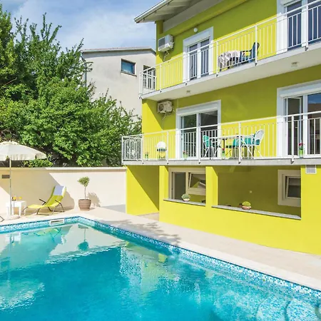 Hébergement de vacances 5 Bedroom Awesome In