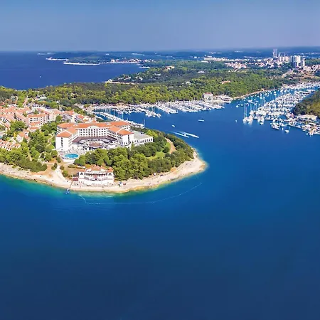 5 Bedroom Awesome In *