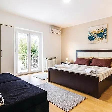 5 Bedroom Awesome In Pula