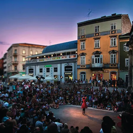 5 Bedroom Awesome In Hébergement de vacances