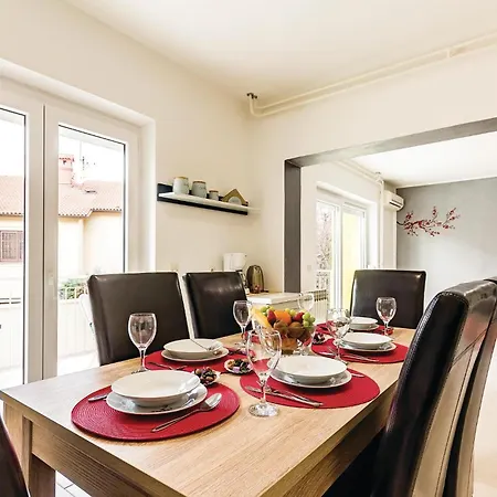 5 Bedroom Awesome In Hébergement de vacances *