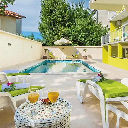 5 Bedroom Awesome In Pula