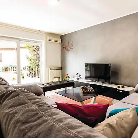 5 Bedroom Awesome In Semesterbostad Pula