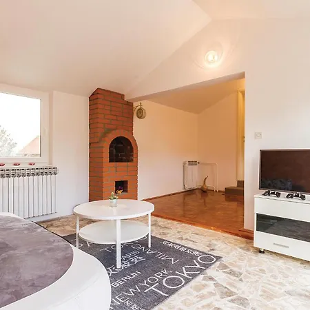 펜션 5 Bedroom Cozy In
